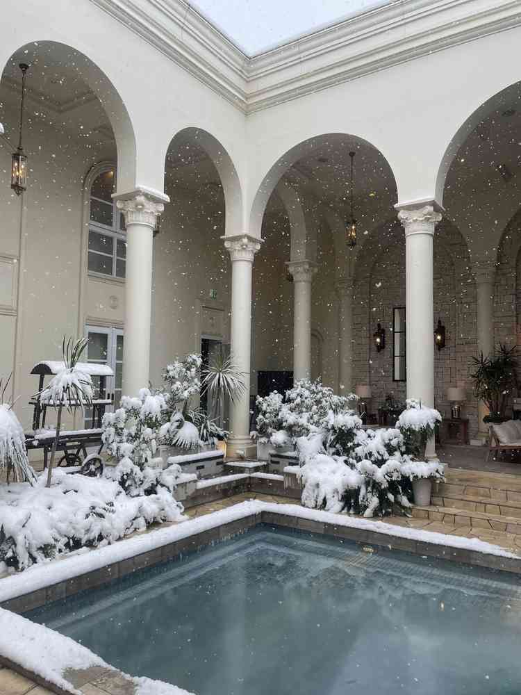 中庭のプール。見に行った日はたまたま雪が降っていて、雪景色で綺麗でした。