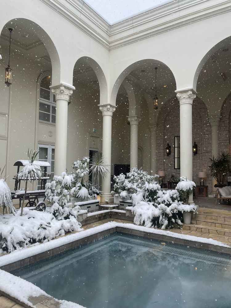 中庭のプール。見に行った日はたまたま雪が降っていて、雪景色で綺麗でした。