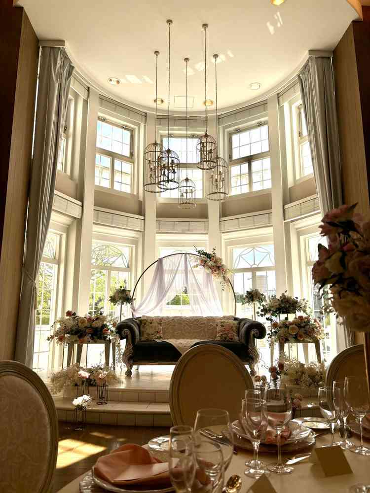 披露宴会場（サンタモニカ）の新郎新婦席。逆光で顔が暗い写真になりそうな懸念あり。