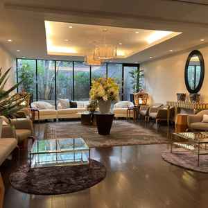 受付前のラウンジ。ゲストの方が荷物をまとめたり少し休憩したりするのに便利だなと思いました。