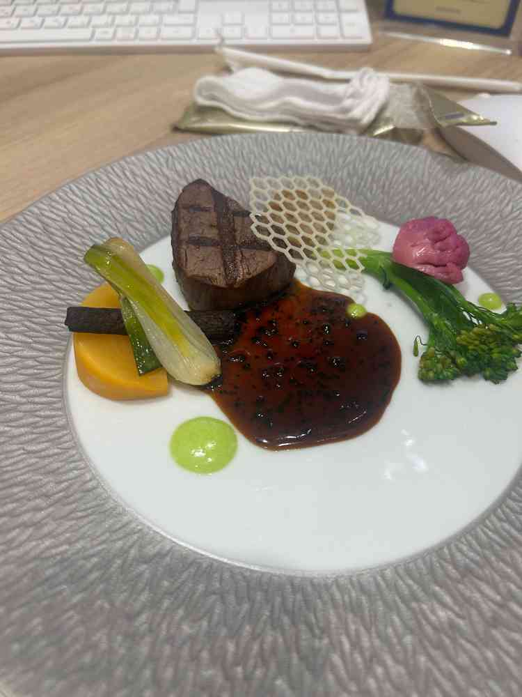 シェフ直々に挨拶しにきてくださって提供して頂いた肉料理