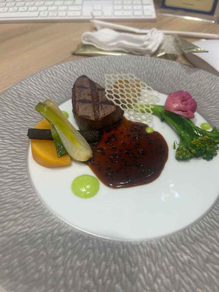 シェフ直々に挨拶しにきてくださって提供して頂いた肉料理