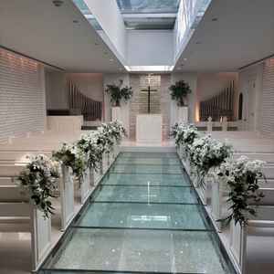 落ち着い白を基調としたチャペル全体の写真。天井のガラス部分には水が流れており、幻想的な雰囲気でした。