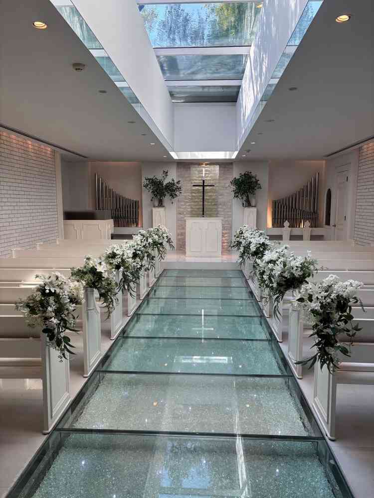 落ち着い白を基調としたチャペル全体の写真。天井のガラス部分には水が流れており、幻想的な雰囲気でした。