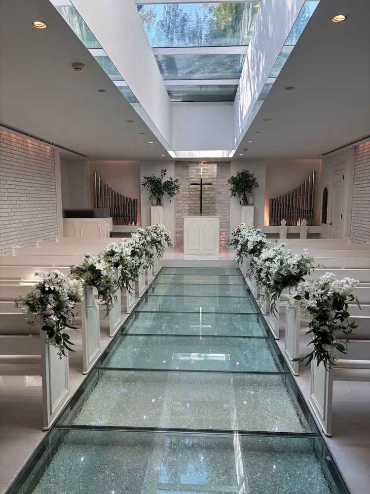 落ち着い白を基調としたチャペル全体の写真。天井のガラス部分には水が流れており、幻想的な雰囲気でした。