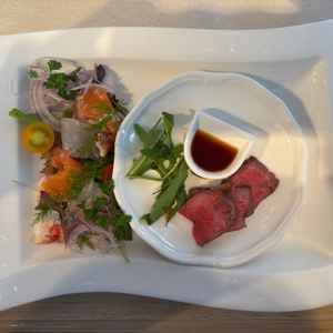 試食会のメイン料理。海鮮のサラダはお刺身が新鮮、かつお肉はとても柔らかく美味しかったです。