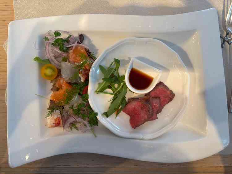 試食会のメイン料理。海鮮のサラダはお刺身が新鮮、かつお肉はとても柔らかく美味しかったです。