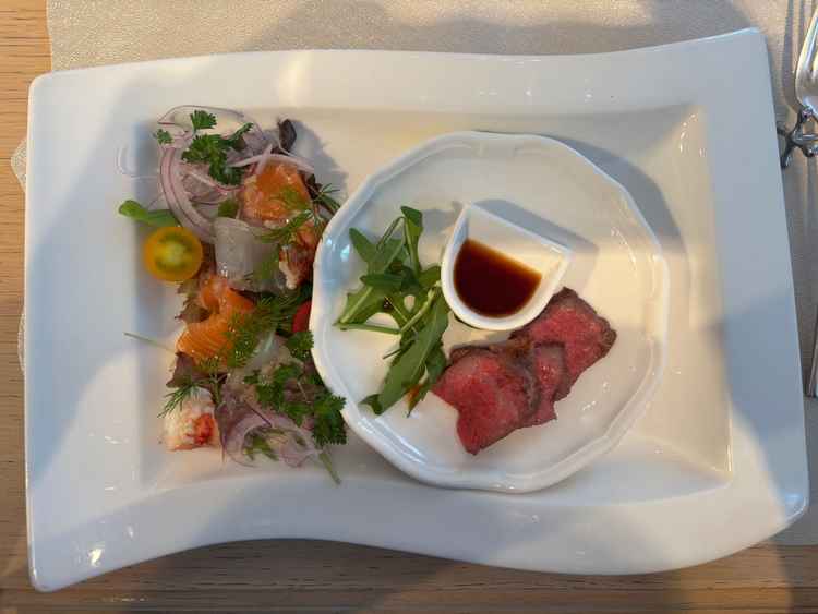 試食会のメイン料理。海鮮のサラダはお刺身が新鮮、かつお肉はとても柔らかく美味しかったです。