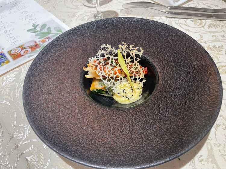 お魚料理　オマール海老とほうれん草の包み揚げタルタルソース添え