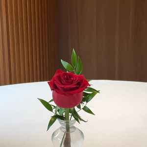 レストランのテーブルには素敵なお花が飾られていましたとても生き生きとしており、本当に美しかったです。