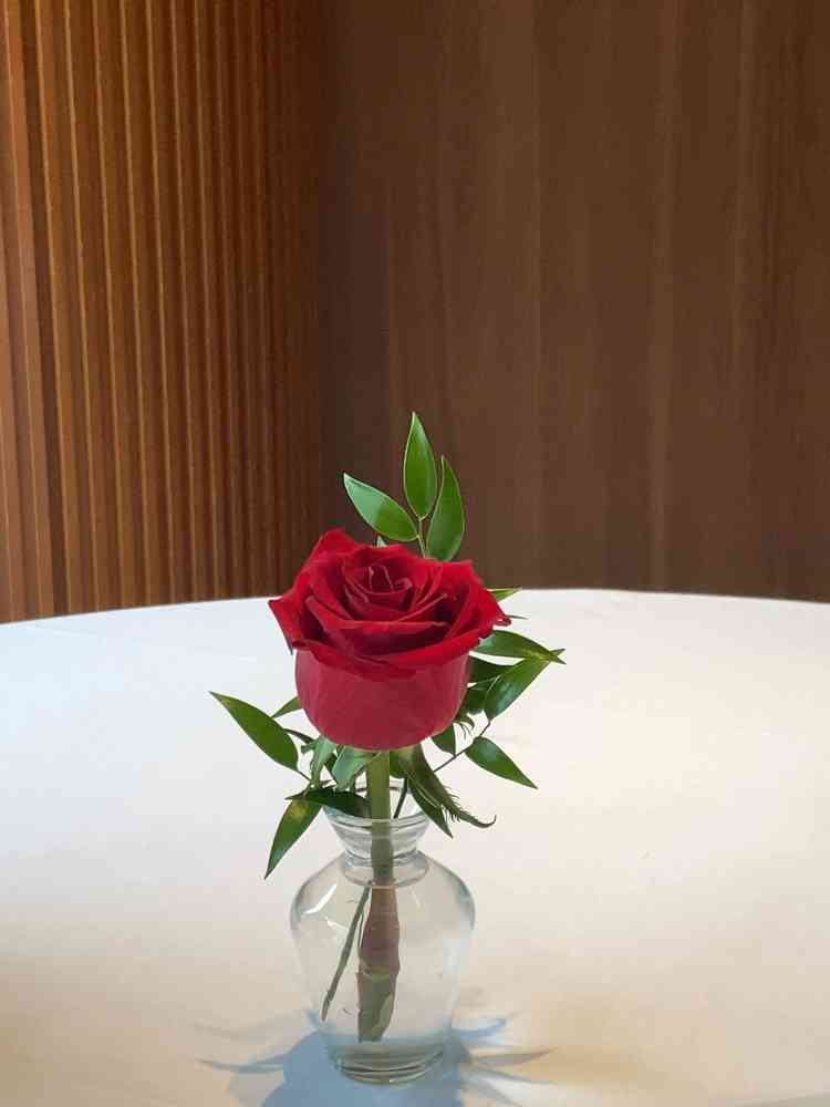 レストランのテーブルには素敵なお花が飾られていましたとても生き生きとしており、本当に美しかったです。