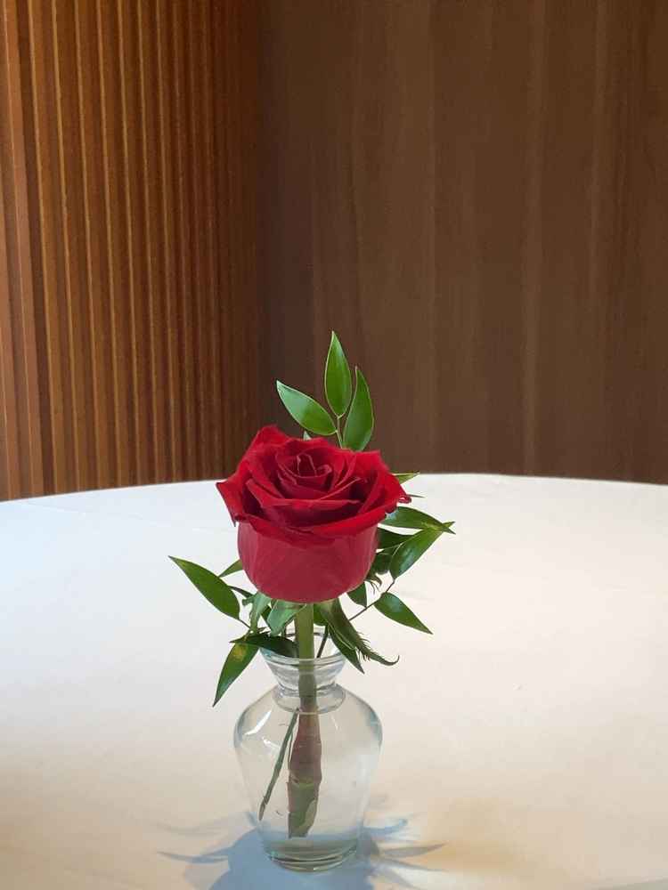 レストランのテーブルには素敵なお花が飾られていましたとても生き生きとしており、本当に美しかったです。