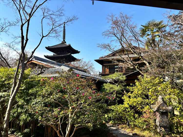 1700坪の広く静かな庭から見える五重の塔