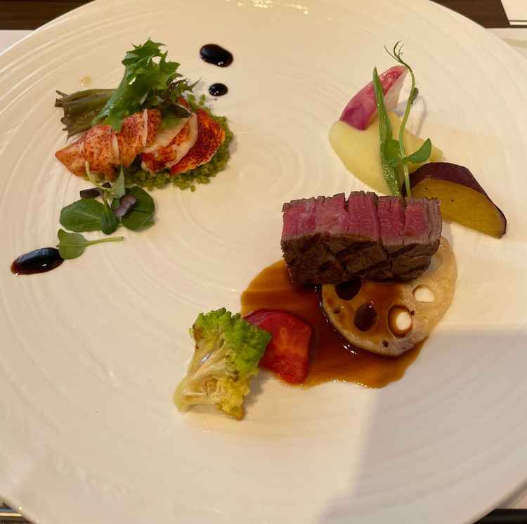 料理の写真。オマール海老と牛フィレだったが、とても美味しく、箸で食べれるのがより良く感じた。