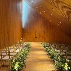 チャペル。木の匂いもしっかりして、ヴァージンロードがゆるやかな坂になっているのは珍しいと思った。