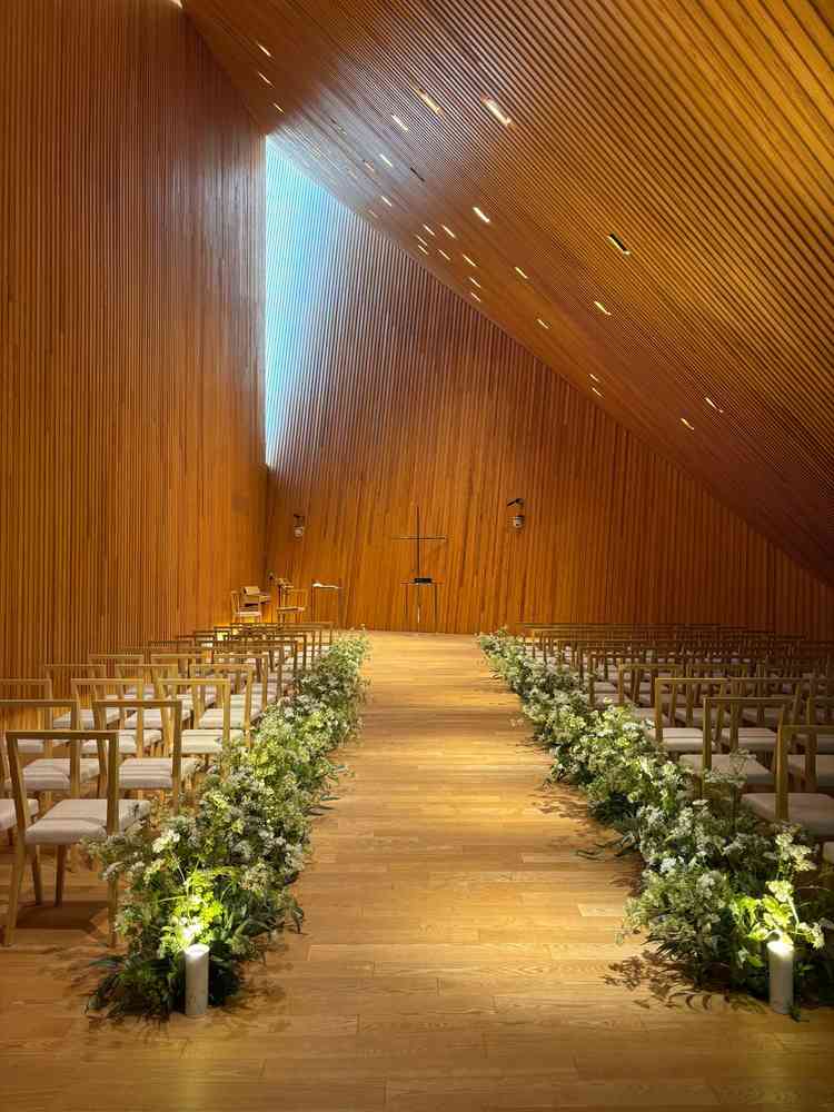 チャペル。木の匂いもしっかりして、ヴァージンロードがゆるやかな坂になっているのは珍しいと思った。