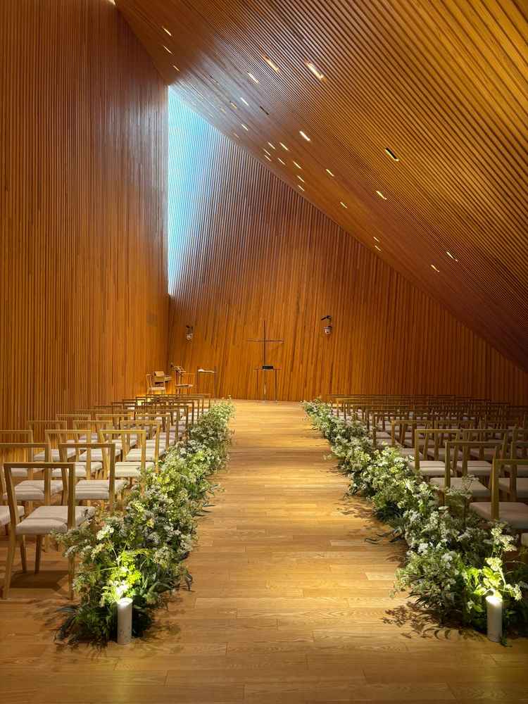 チャペル。木の匂いもしっかりして、ヴァージンロードがゆるやかな坂になっているのは珍しいと思った。