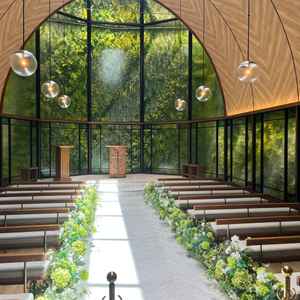 緑を基調とした挙式会場です。