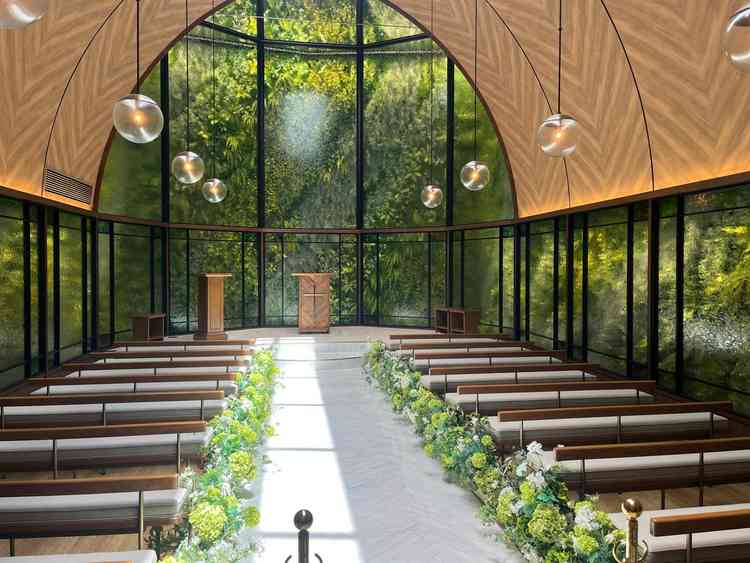 緑を基調とした挙式会場です。