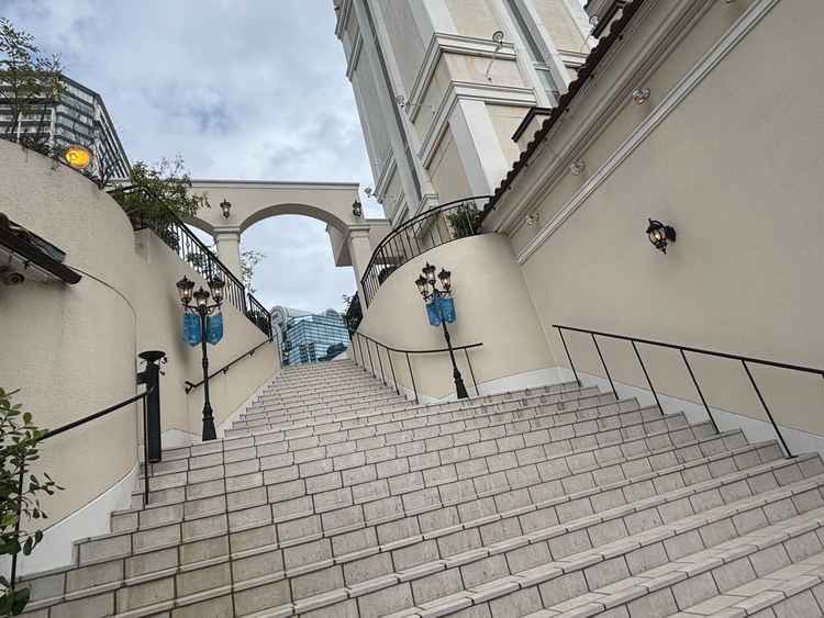 外でフラワーシャワーができる。長さのある階段で、写真映えする。