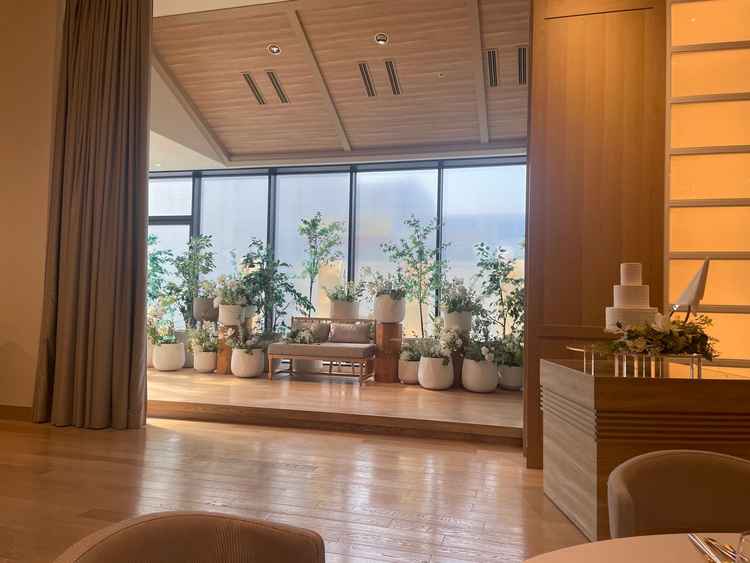 披露宴会場（リアン）高砂後方の自然あふれる装飾。光が差し込み、開放感感じます