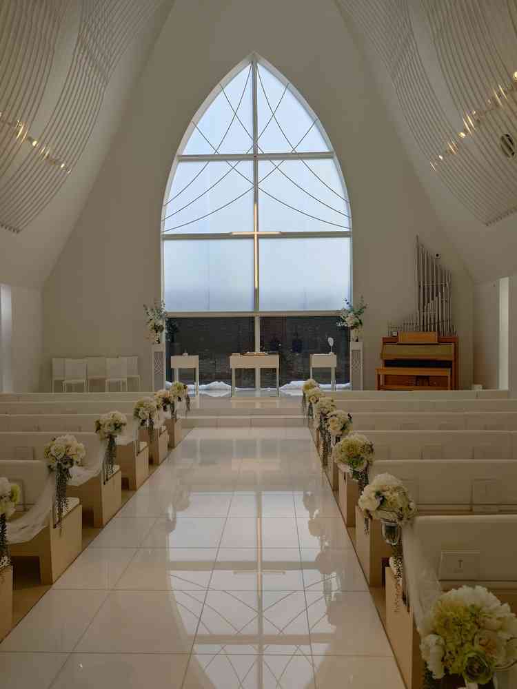 チャペルの写真です。白基調の素敵なチャペルでした。