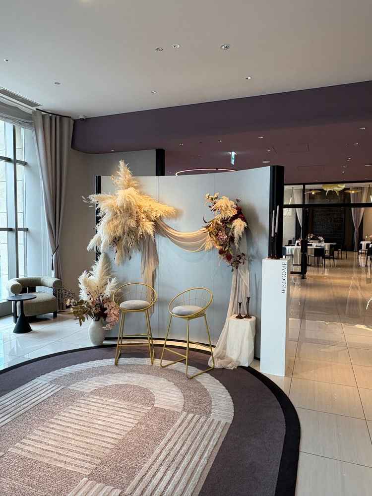 披露宴のウェルカムスペースです。アニヴェルセルでは挙式直後に新郎新婦が披露宴会場でゲストを出迎えます