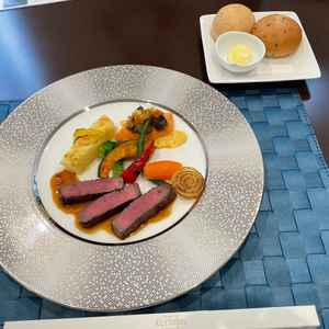 お料理がダントツで良かった。ガーリック系のソースが好みでした。幅広い年代の方が楽しめる料理だと思った