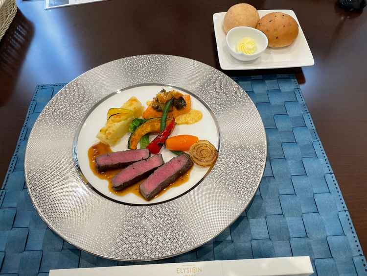 お料理がダントツで良かった。ガーリック系のソースが好みでした。幅広い年代の方が楽しめる料理だと思った