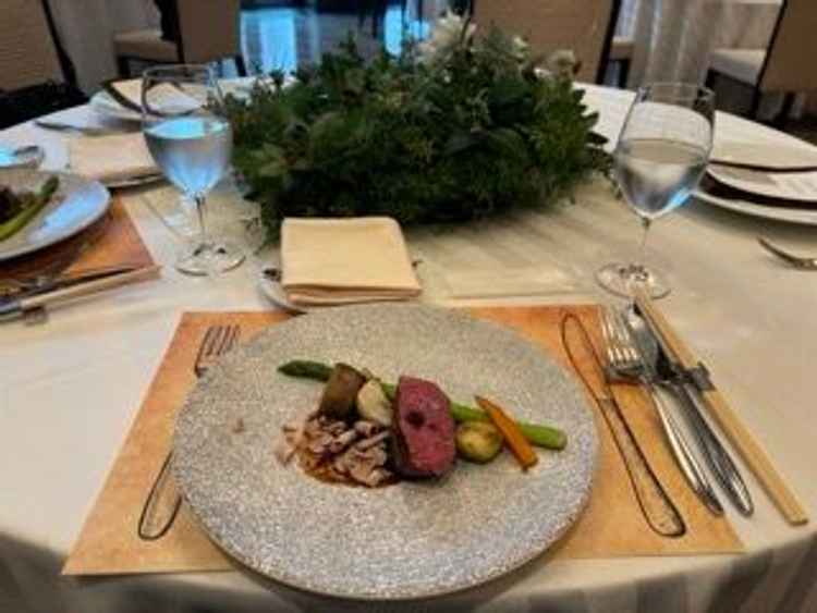 厚切りのお肉に、しっかりとした甘味の野菜が美味しかった。