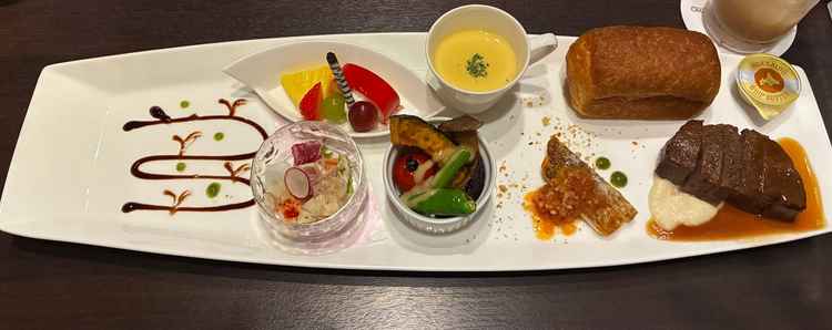 どれも温かい状態で提供いただき、肉も柔らかくて美味しかったです。個人的にはパンが一番でした。