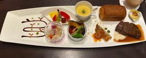 どれも温かい状態で提供いただき、肉も柔らかくて美味しかったです。個人的にはパンが一番でした。
