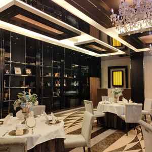 披露宴の会場の写真。席は人数によって工夫できるとのこと。シックな雰囲気でした。