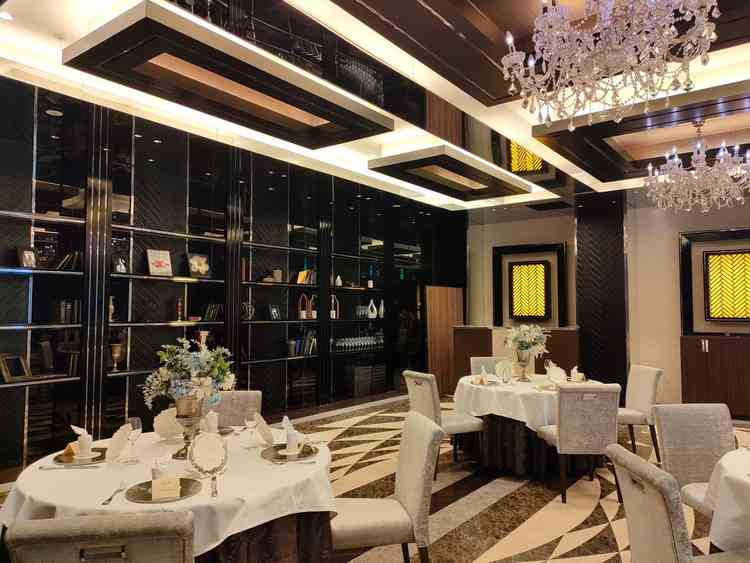 披露宴の会場の写真。席は人数によって工夫できるとのこと。シックな雰囲気でした。