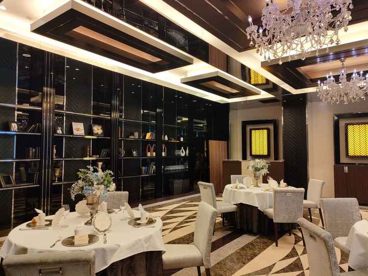 披露宴の会場の写真。席は人数によって工夫できるとのこと。シックな雰囲気でした。