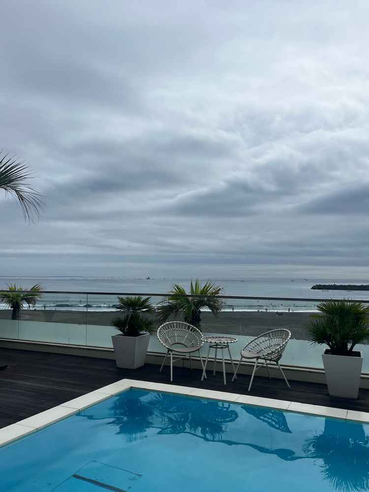 披露宴会場からテラスにでるとあるプール