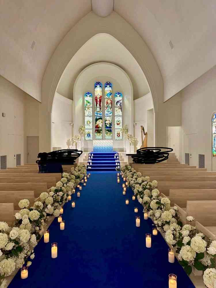 チャペルは広々としていて天井高もあり、スタンドガラスが素敵で心奪われました。ぜひ肉眼で見てほしいです