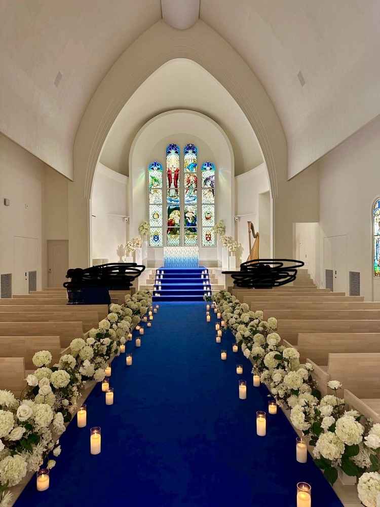 チャペルは広々としていて天井高もあり、スタンドガラスが素敵で心奪われました。ぜひ肉眼で見てほしいです