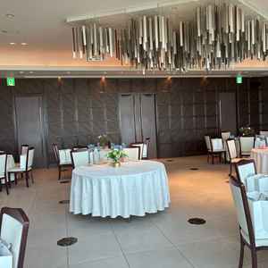 披露宴会場の天井オブジェをとった写真です。ゴージャスでした。