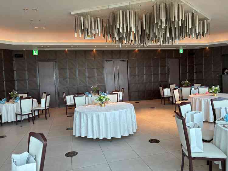 披露宴会場の天井オブジェをとった写真です。ゴージャスでした。