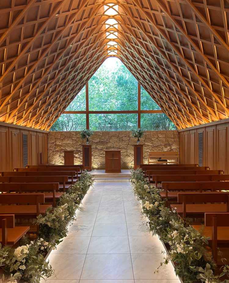 木目調で落ち着いた雰囲気のチャペルでした。緑が映えそうでアットホームな感じです。