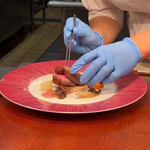 目の前で料理を作ってくれてる所。