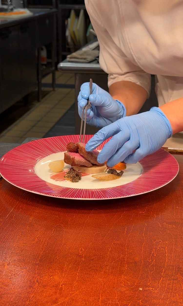 目の前で料理を作ってくれてる所。