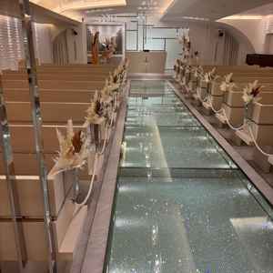 チャペルの一つ。バージンロードにスワロフスキーがあり煌びやかだった。