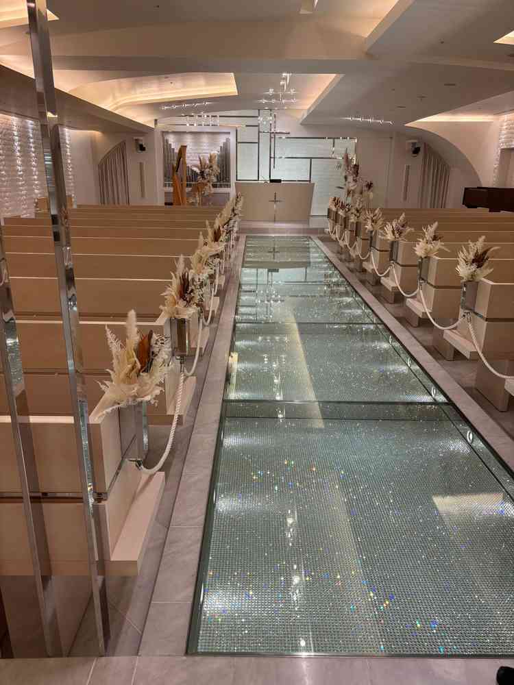 チャペルの一つ。バージンロードにスワロフスキーがあり煌びやかだった。