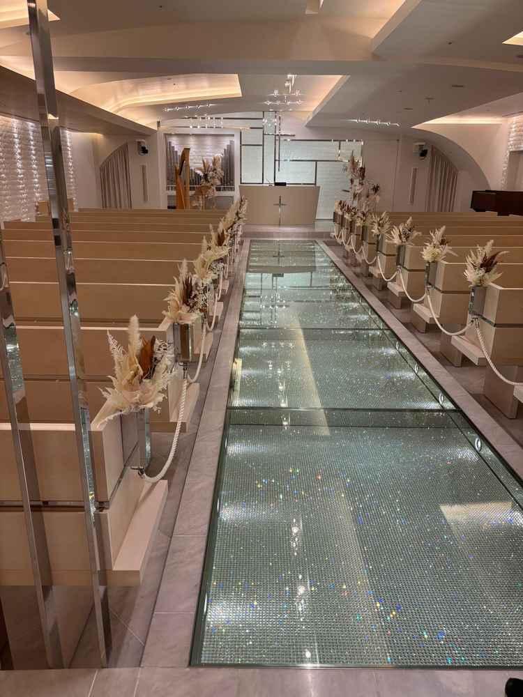 チャペルの一つ。バージンロードにスワロフスキーがあり煌びやかだった。