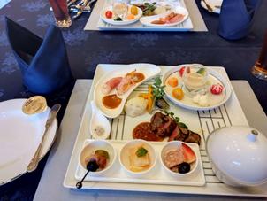 試食のお料理です。色彩も食材も華やかで見た目も美しく味も食後のデザートまでおいしかったです。
