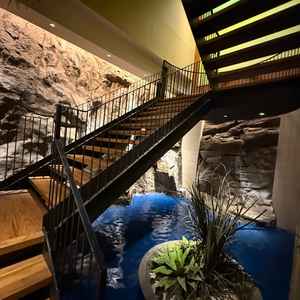 水の音が聞こえてきて、自然を感じる事ができて神秘的で素敵な空間です。