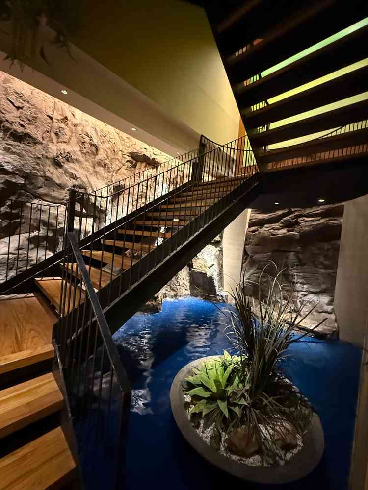 水の音が聞こえてきて、自然を感じる事ができて神秘的で素敵な空間です。