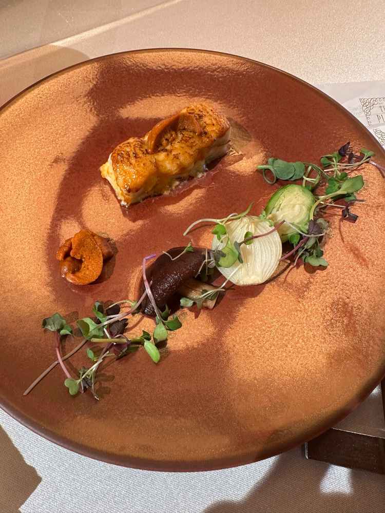 メインのお料理。ウニとオマール海老を使用していました。見た目も良く旨みがあり味はとても美味しいです。